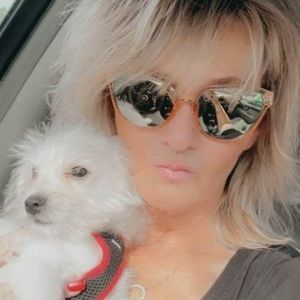 Meet your Posher, Tee